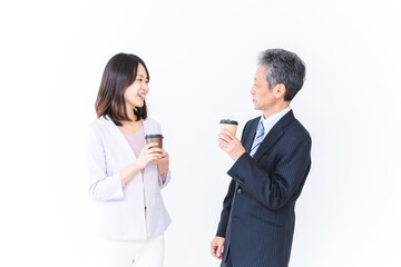 仕事中にコーヒーブレイクをするビジネスパーソン