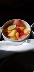 Un  petit déjeuner de fruit servis dans un avion 