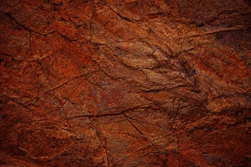 Rotbraune Felsstruktur. Gebrochene Bergoberfläche. Nahansicht. Steinhintergrund mit Platz für Design. Rostige Grunge-Kulisse. © Наталья Босяк