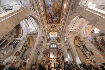Fototapeta na wymiar cattedrale di Cagliari (Sardegna-Italia) ripresa da dietro durante una celebrazione di nozze