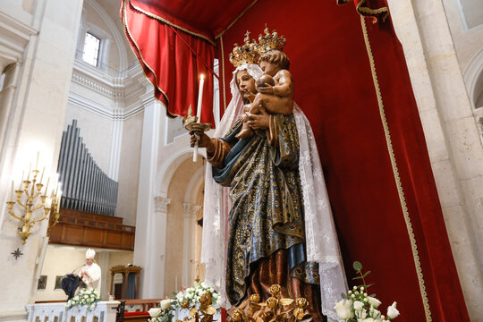 La madonna di Bonaria nella chiesa omonima durante un rito religioso con invescavo di Cagliari 