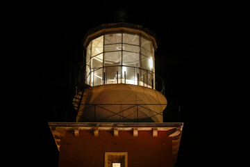 Dettaglio di un faro in attività durante la notte 