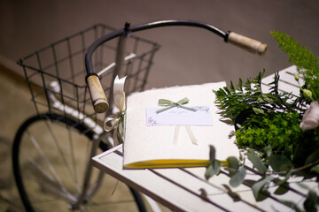 Bicicletta Vintage allestita con decorazioni floreali poggiata su un muto bianco 