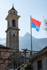 Kirchturm von Sonogno mit Tessinerfahne, Verzascatal, Kanton Tessin, Schweiz