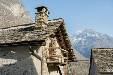 Traditionelles Haus mit Granitdach, Sonogno, Kanton Tessin, Schweiz