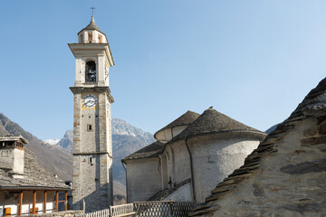 Kirche mit Turm von Sonogno, Verzascatal, Kanton Tessin, Schweiz