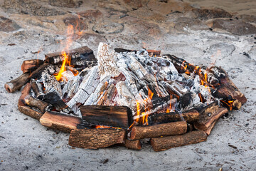 GRAN FOGATA CIRCULAR REALIZADA EN EL PISO.