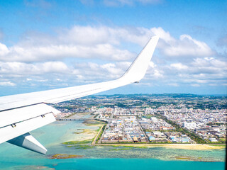 旅客機から沖縄本島の眺め