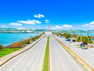 海中道路（沖縄県うるま市）※満潮時、奥は沖縄本島