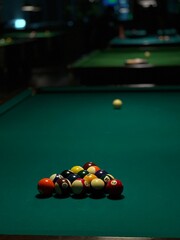 Mesa de Bilhar pronta para começar o jogo