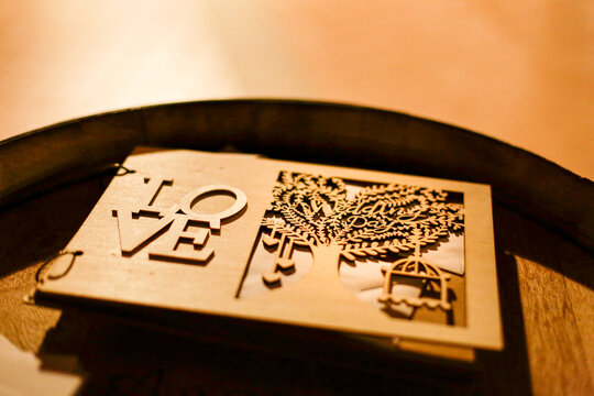 Libro delle firme con scritto "Love"