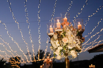 Allestimento  di una sala elegante realizzato con candele e fiori da centro tavola 