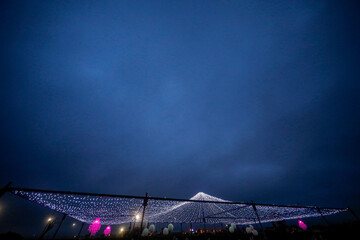 Allestimento di una locale con luci e lampadine  per evento in notturna 
