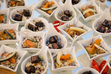 antipasti serviti in Monoporzione serviti su ciotole bianche