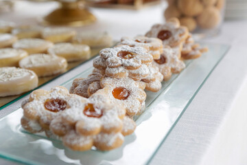 Dolci tipici della tradizione sarda disposti in un vassoio e pronti per essere serviti 