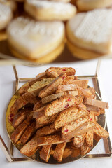 Dolci tipici della tradizione sarda disposti in un vassoio e pronti per essere serviti 