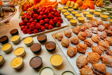 Dolci mignon ordinati in un tavolo in monoprzioni con gusti assortiti 