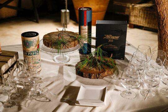 "Angolo del vizio " con tabacco e alcolici in un tavolo riservato di un ricevimento nuziale 