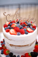 Torta Nuziale  alla frutta con su scritto 