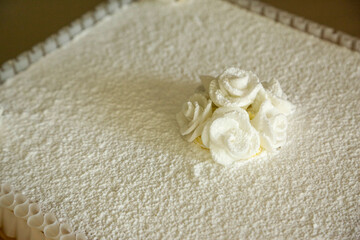 Torta Nuziale  bianca con al centro un fiore 