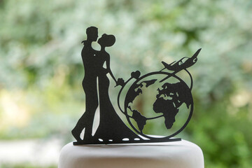 cake topper raffiguranti gli sposi in miniatura isolati su sfondo natura