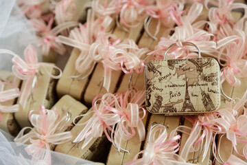 Bomboniere per invitati e testimoni riposte in un allestimento curarto nei dettagli 