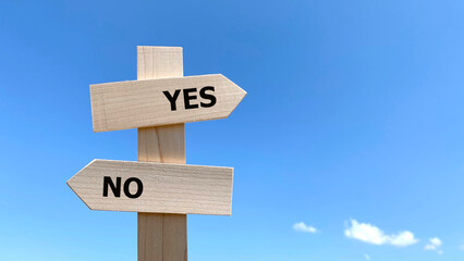 YesとNoの文字入り道しるべと青空__右空間