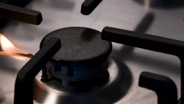 Gros plan de l'allumage, du fonctionnement, puis de l'extinction du br&ucirc;leur d'une cuisini&egrave;re &agrave; gaz