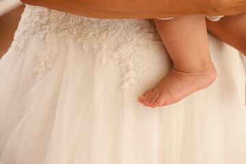 dettaglio dettaglio di piedi nudi di un neonato tenuto in b braccio  da un adulto piedi nudi