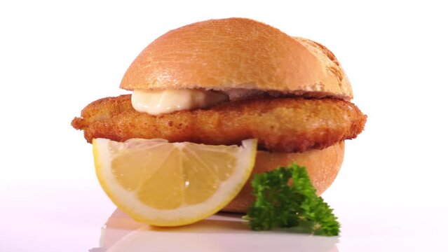 Backfisch Br&ouml;tchen auf einem Drehteller - Freigestellt auf wei&szlig;em Hintergrund