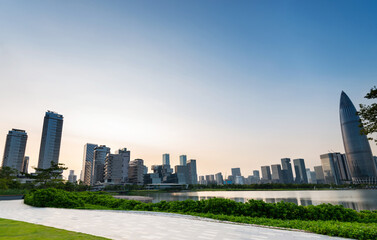 Fototapeta premium City buildings next to the park