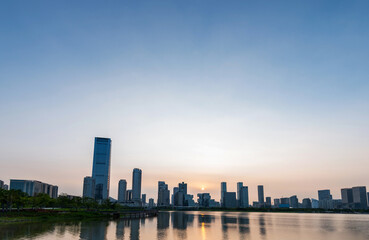 Obraz premium Office building reflected in the water at sunset