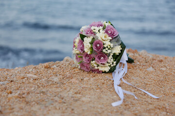 bouquet di fiori poggiato su sfondo mare