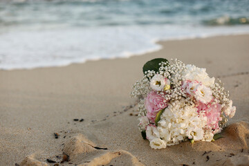 bouquet di fiori poggiato su sfondo mare