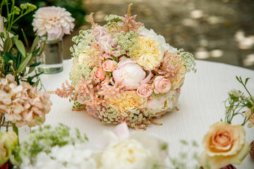 bouquet di fiori colorato poggiato su un tavolo bianco 