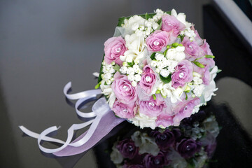 bouquet di fiori poggiato su un tavolo scuro