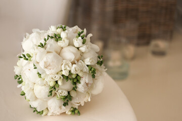 bouquet di fiori bianco poggiato  su un tavolo 