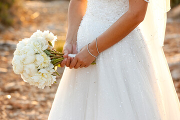 dettaglio del bouquet di fiori tenuto in mano da una sposa 