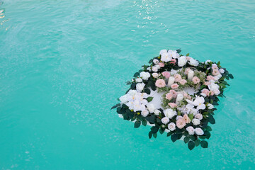 dettaglio floreale che galleggia in un apisciana © alex.pin