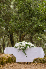 allestimento floreale di un tavolo pronta per un pranzo nuziale immerso nella natura