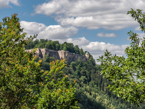 K&ouml;nigstein in der S&auml;chsischen Schweiz &ndash; Sch&ouml;ne Aussicht Richtung Festung K&ouml;nigstein