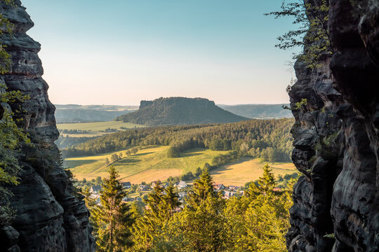 Pfaffenstein in der S&auml;chsischen Schweiz - Aussicht durchs Nadel&ouml;hr Richtung Lilienstein