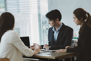 Marketing team meetings for startup companies, brainstorming meetings for implementation planning, management by new generations, marketing planning for startup companies. Opening a startup company.