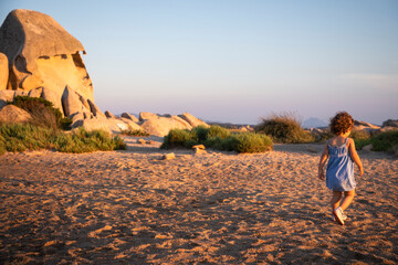 Passeggiando al tramonto sulla spiaggia del Polpo a La Maddalena, provincia di Sassari, Sardegna,...