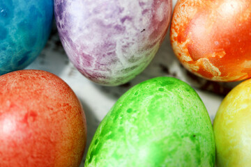 Fototapeta premium colorful easter eggs on wooden kitchen table close up