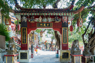 Tin Hau and Kwun Yum Statues are located at the southeastern end of Repulse Bay is a quaint Taoist temple which is popular for its colorful mosaic statues.