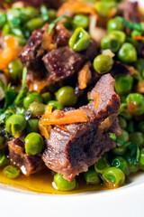 Spezzatino di manzo con pisellini e carote 