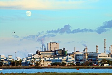 La fábrica Atlantic Copper en el polígono industrial de Huelva, España. Anochecer en el complejo...