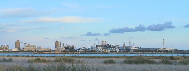 La fábrica Atlantic Copper en el polígono industrial de Huelva, España. Anochecer en el complejo metalúrgico localizado en el puerto de Huelva. Fotografía desde el Paraje Natural Marismas del Odiel.