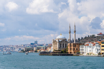 Obraz premium Ortakoy Mosque on bank of Bosphorus, Istanbul Turkey